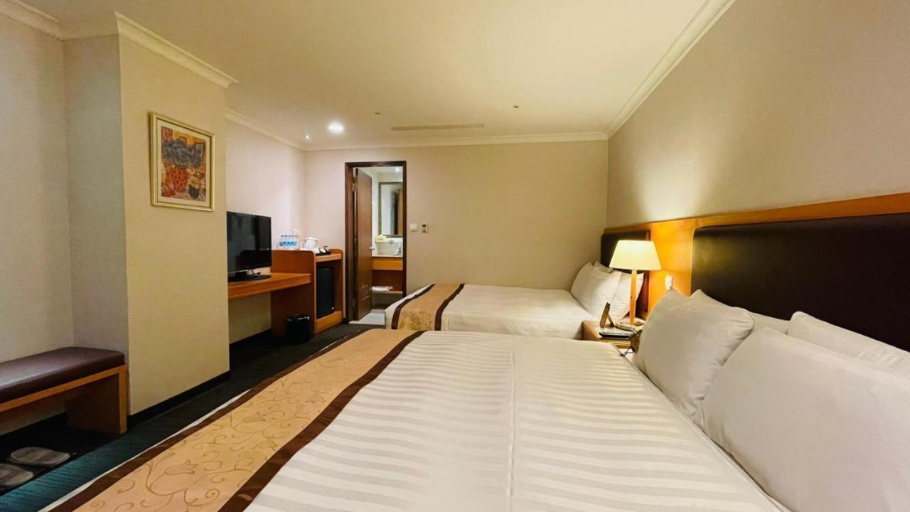 Fuward Hotel Тайнань Екстер'єр фото
