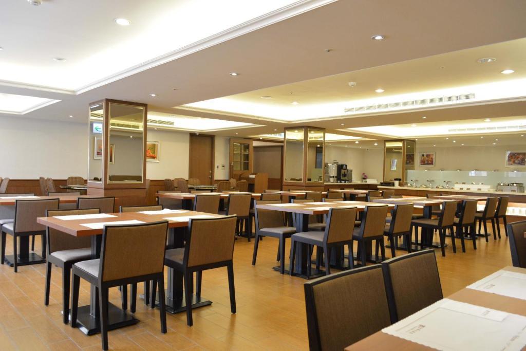 Fuward Hotel Тайнань Екстер'єр фото