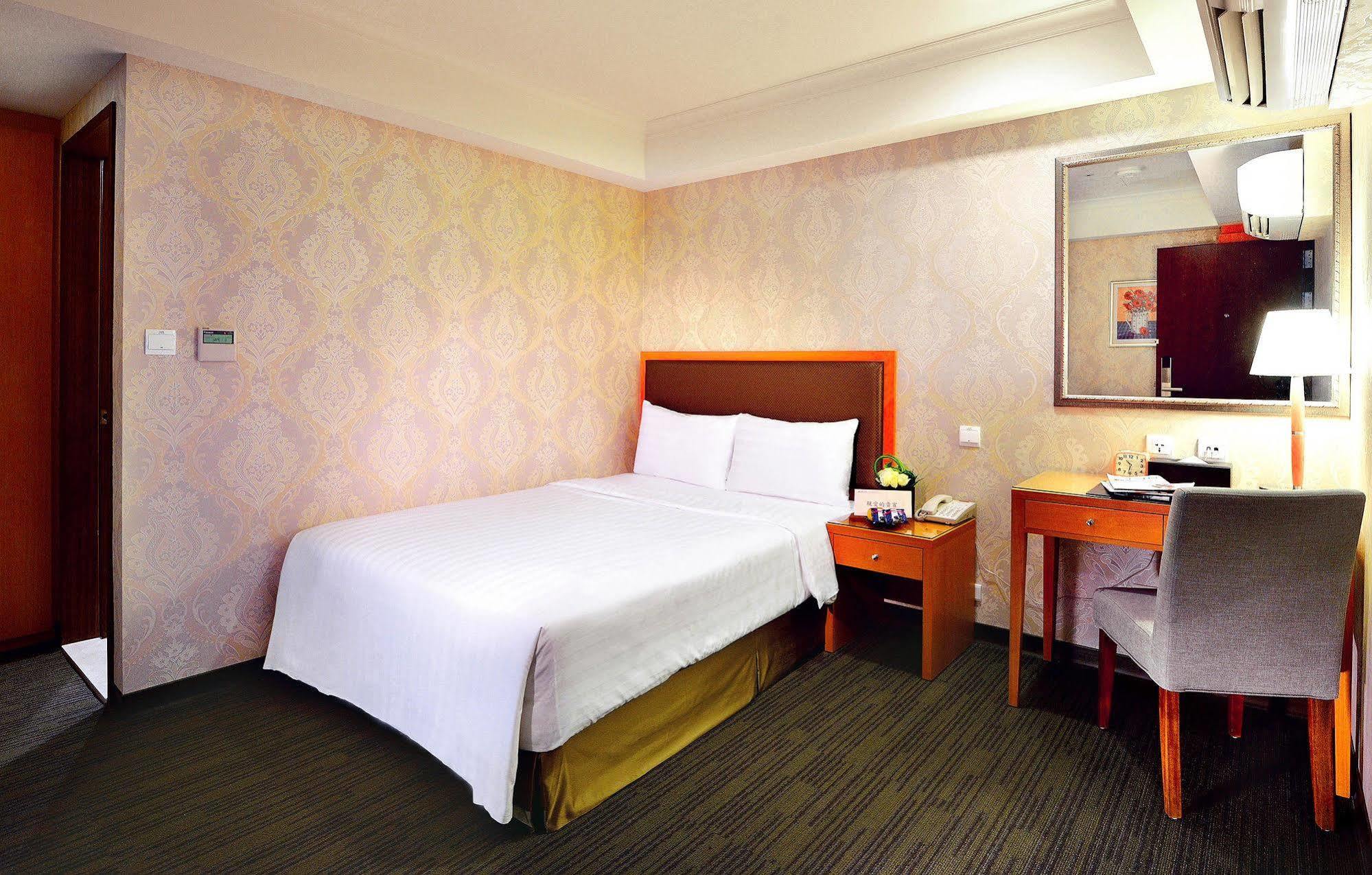 Fuward Hotel Тайнань Екстер'єр фото